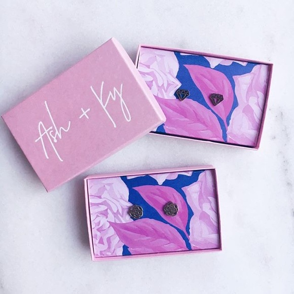 🆕 Peony Stainless Steel Earring Studs - Picture 3 of 3